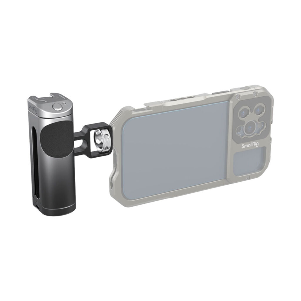 smallrig_3838_01 SmallRig 3838 Side Handle with Wireless Control kiinnittää läpinäkyvässä kotelossa olevan älypuhelimen turvallisesti sivukannattimella varustettuun metalliseen kahvaan ja tarjoaa vakautta liikkuvaan valokuvaukseen tai videokuvaukseen.