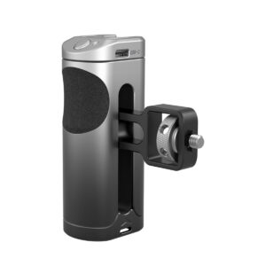 smallrig_3838_03 SmallRig 3838 Side Handle on kompakti, metallinen älypuhelinkahva, jossa on kuvioitu kahva, USB-C-portti, säädettävä kiinnitysteline ja langaton ohjaus laitteen kätevää kiinnittämistä ja käyttöä varten.
