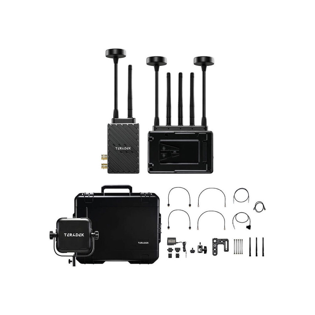 teradeck_bolt_6_002 Teradek Bolt 6 LT MAX TX/RX Deluxe Set V-Mount sisältää useita antenneja, lähettimen, vastaanottimen, kovan kuljetuskotelon, kiinnitystarvikkeita, kaapeleita ja pieniä laitteisto-osia valkoisella pohjalla.