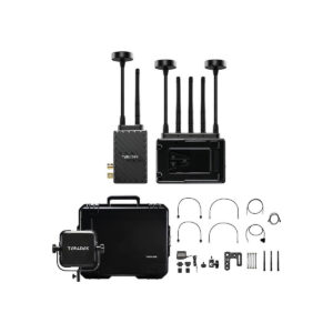 teradeck_bolt_6_002 Teradek Bolt 6 LT MAX TX/RX Deluxe Set V-Mount sisältää useita antenneja, lähettimen, vastaanottimen, kovan kuljetuskotelon, kiinnitystarvikkeita, kaapeleita ja pieniä laitteisto-osia valkoisella pohjalla.