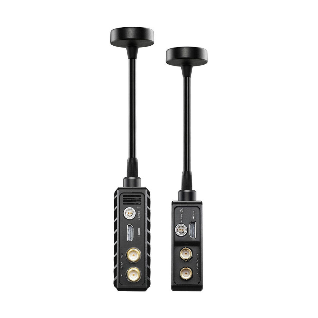 teradeck_bolt_6_003 Teradek Bolt 6 LT MAX TX/RX Deluxe Set V-Mount sisältää kaksi pystysuoraa mustaa suorakulmaista langatonta yksikköä antenneilla, joissa kummassakin on HDMI- ja SDI-portit sekä virtaliittimet toisessa päässä.