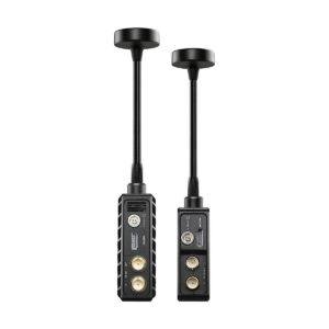 teradeck_bolt_6_003 Teradek Bolt 6 LT MAX TX/RX Deluxe Set V-Mount sisältää kaksi pystysuoraa mustaa suorakulmaista langatonta yksikköä antenneilla, joissa kummassakin on HDMI- ja SDI-portit sekä virtaliittimet toisessa päässä.