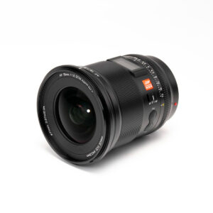 Musta Viltrox AF 16mm f/1.8 -objektiivi Sony E:lle, jossa on RF 16mm F1.8 STM -merkinnät, AF/MF-kytkin, kuvioidut tarkennus- ja säätörenkaat sekä punainen piste kohdistusta varten valkoisella pohjalla.
