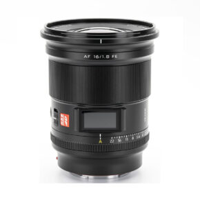 Mustassa Viltrox AF 16mm f/1.8 -objektiivissa Sony E:lle on näyttö, tarkennus- ja aukkomerkinnät, säätökytkimet ja punainen AF-merkki valkoista taustaa vasten.