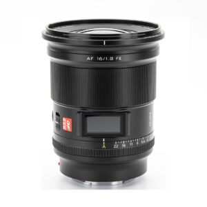 viltrox_16mm_f18_01 Mustassa Viltrox AF 16mm f/1.8 -objektiivissa Sony E:lle on näyttö, tarkennus- ja aukkomerkinnät, säätökytkimet ja punainen AF-merkki valkoista taustaa vasten.
