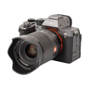 Sony Alpha 7R -peilitön digitaalikamera, jossa on Viltrox AF 28mm f/1.8 -objektiivi Sony E -kiinnikkeelle ja vastavalosuoja kiinnitettynä, kuvattuna valkoista taustaa vasten.