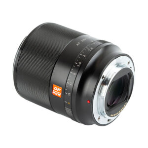 Viltrox AF 28mm f/1.8 -objektiivi, Sony E on musta objektiivi, jossa on uurrettu tarkennusrengas, elektroniset koskettimet, aukkomerkinnät f/1.8:sta f/16:een, metallinen kiinnitys ja oranssi AF 28 F1.8 FE -merkintä sivulla.