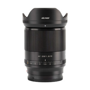 A Viltrox AF 28mm f/1.8 -objektiivi, Sony E, musta, jossa on tarkennusrengas, aukkomerkinnät ja terälehtimäinen vastavalosuoja valkoista taustaa vasten.