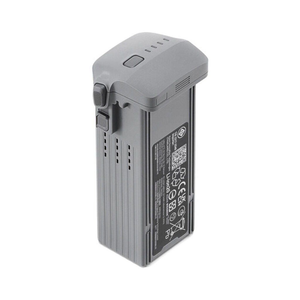 DJI Intelligent Flight Battery for Air 3 2 DJI Intelligent Flight Battery for Air 3 -akku on harmaa, suorakaiteen muotoinen ladattava akku, jossa on painike, merkkivalot, turvatarrat ja QR-koodi, ja joka on kuvassa pystyasennossa valkoisella pohjalla.