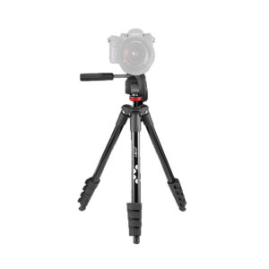 Joby-Compact-Advanced-kit-5 Joby Compact Advanced Kit -kolmijalka on musta kamerajalusta, jossa on säädettävät jalat ja panoraamakahva. Kuvassa on DSLR-kamera ja objektiivi valkoista taustaa vasten.