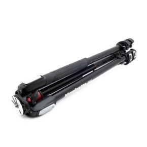 Manfrotto xpro3 Manfrotto 190XPRO3 (sis.ALV24%) - Käytetty on musta, kokoontaitettava kamerajalusta, jossa on ulosvedettävät jalat, joissa on kääntyvät lukot ja kiinnityslevy, kuvassa valkoista taustaa vasten.