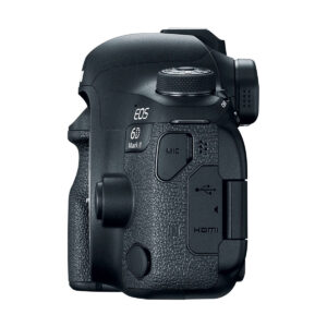 canon_6d_mark_ii_01 Mustan Canon EOS 6D Mark II -kameran sivukuva, jossa näkyvät MIC-, HDMI- ja USB-portit, kuvioitu kahva ja "6D Mark II" -merkintä. Kamera on kuvattu valkoista taustaa vasten.