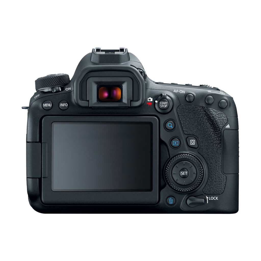 canon_6d_mark_ii_03 Canon EOS 6D Mark II DSLR-kameran takakuva, jossa näkyy LCD-näyttö, etsin, ohjauspainikkeet, valitsimet ja kuvioitu kahva valkoista taustaa vasten.