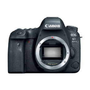 Canon EOS 6D Mark II -rungon etukuva ilman objektiivia, jossa korostuvat objektiivin kiinnitys ja säätimet.