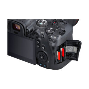 canon_Eos_r6_01 Lähikuva Canon EOS R6 -digitaalikamerasta, jonka sivulokero on auki ja jossa näkyy kaksi muistikorttipaikkaa - toisessa SD-kortti ja toisessa CFexpress-kortti. Näyttö ja ohjauspainikkeet ovat myös näkyvissä.