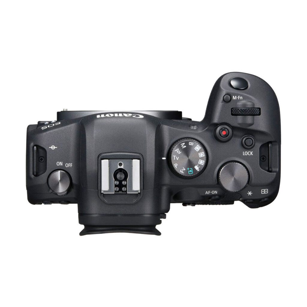 canon_Eos_r6_02 Canon EOS R6 -kameran ylhäältä katsottuna kuvassa näkyvät mustassa rungossa olevat säätimet, painikkeet, on/off-kytkin, valotuskengän kiinnitys ja LCD-näyttö.