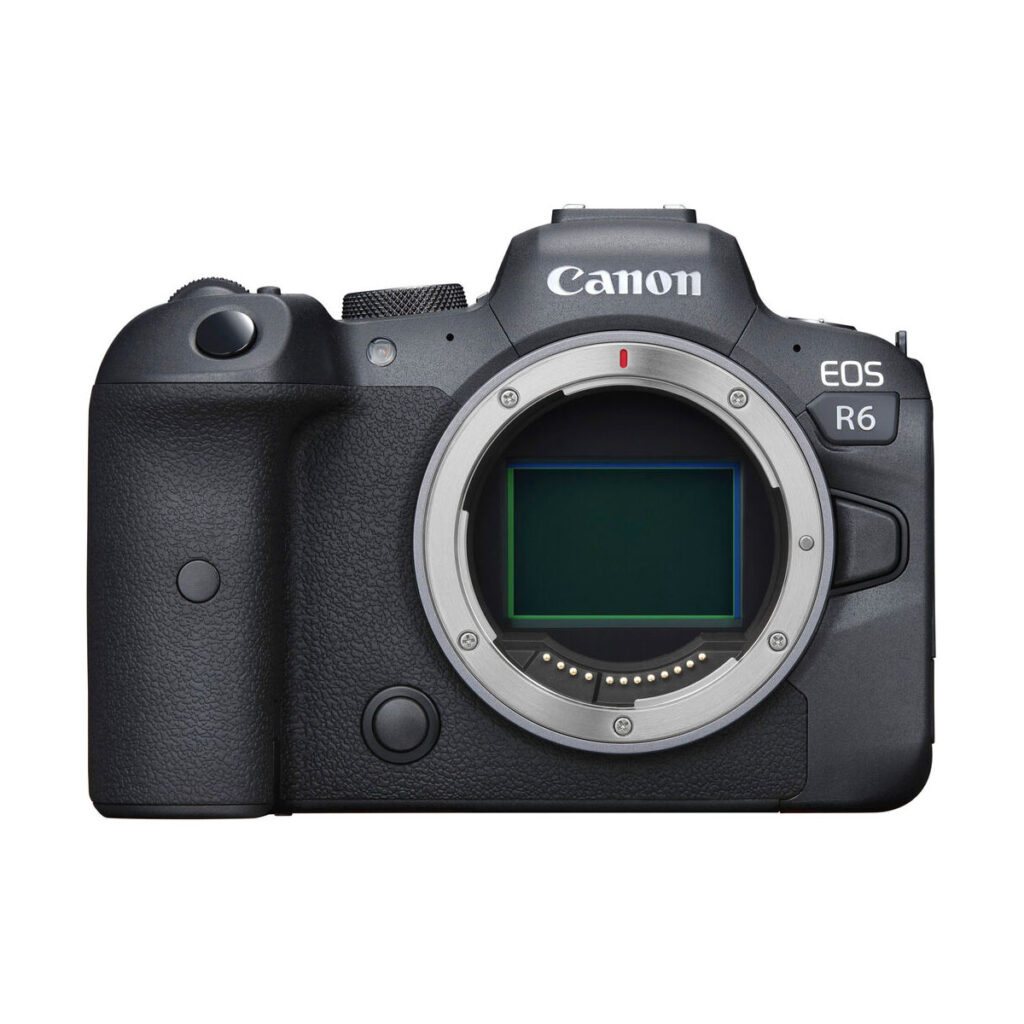 canon_Eos_r6_04 Canon EOS R6 -peilittömän digitaalikameran rungon etukuva, jossa korostuvat objektiivin kiinnitys ja kameran säätimet.