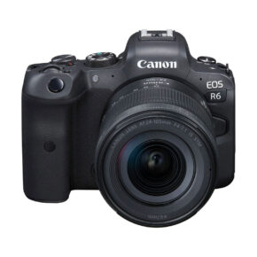 Canon EOS R6 + RF 24-105mm f/4-7.1 IS STM -kameran etunäkymä, jossa korostuvat objektiivi, kahva sekä ohjauspainikkeet ja säätimet.