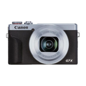 Canon PowerShot G7 X Mark III -kompaktikamera, jossa on hopeinen objektiivi ja musta runko, edestäpäin kuvattuna. Canon-brändi ja objektiivin tiedot näkyvät objektiivin yläpuolella ja sen ympärillä.