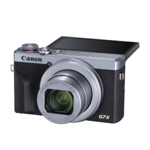Canon PowerShot G7 X Mark III -kompaktikamerassa on hopeanvärinen ja musta runko, laajennettu zoom-objektiivi ja ylöspäin kääntyvä LCD-näyttö.