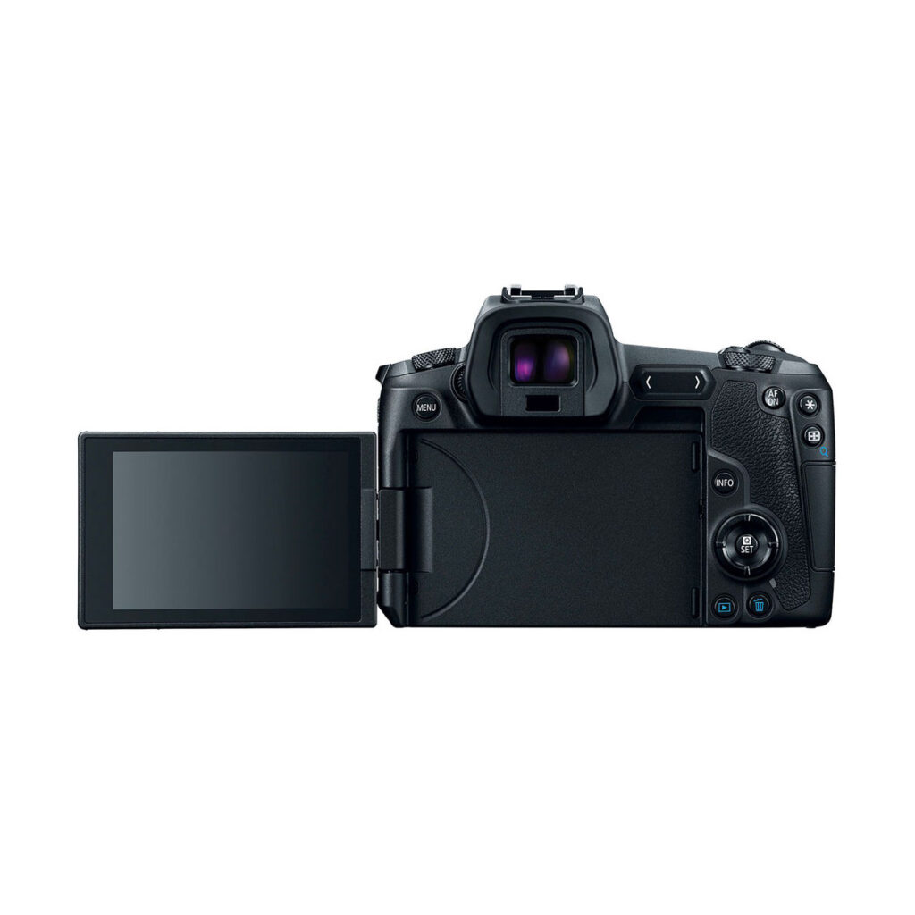 canon_r_01 Canon EOS R -järjestelmäkamera on esitetty takaa LCD-näyttö vasemmalle käännettynä, jolloin näytön yläpuolella on ohjauspainikkeet ja etsin, kaikki valkoista taustaa vasten.
