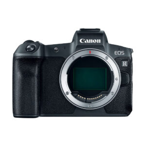 canon_r_03 Etukuva Canon EOS R -järjestelmäkameran rungosta ilman objektiivia, jossa näkyy objektiivin kiinnitys ja kuvioitu kahva vasemmalla puolella.
