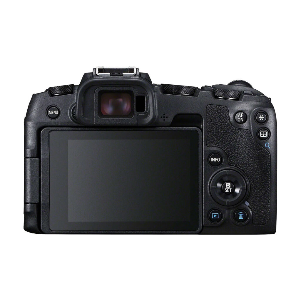 canon_rp_01 Canon EOS RP -järjestelmäkameran takakuva, jossa näkyvät LCD-näyttö, ohjauspainikkeet, valintakiekot, elektroninen etsin ja musta runko, jossa on kuvioitu kahva oikealla puolella.