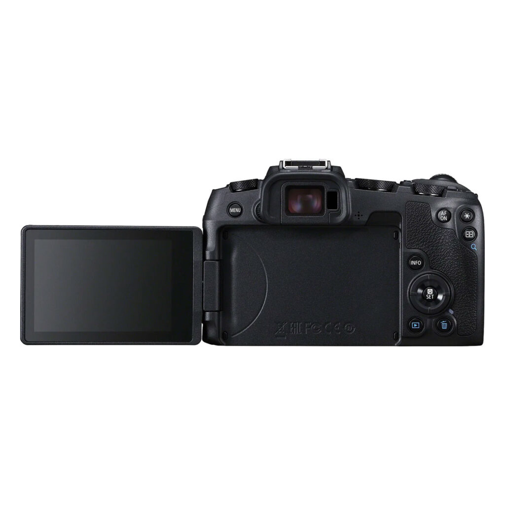 canon_rp_03 Canon EOS RP -järjestelmäkamera näkyy takaa LCD-näyttö vasemmalle käännettynä, ja sen oikealla puolella on useita painikkeita ja valitsimia sekä kuvioitu kahva.