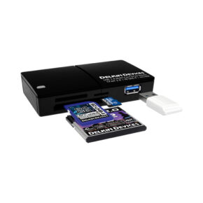 Musta DELKIN Cardreader CFast/SD/Micro UHS-II (USB 3.0), jossa on useita korttipaikkoja, näkyy valkoisella taustalla, ja siinä on useita osittain asetettuja muistikortteja ja sen vieressä USB-suojakorkki.