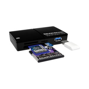 delkin_cfast_reader_01 Musta DELKIN Cardreader CFast/SD/Micro UHS-II (USB 3.0), jossa on useita korttipaikkoja, näkyy valkoisella taustalla, ja siinä on useita osittain asetettuja muistikortteja ja sen vieressä USB-suojakorkki.