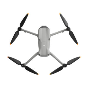 dji_air_3_rc-n2_01 DJI Air 3 (DJI RC-N2) -lennokki, jossa on tyylikäs harmaa runko, jossa on neljä mustaa oranssilla värillä varustettua potkuria, näkyy ylhäältä päin valkoisella pohjalla, mikä korostaa sen modernia muotoilua.