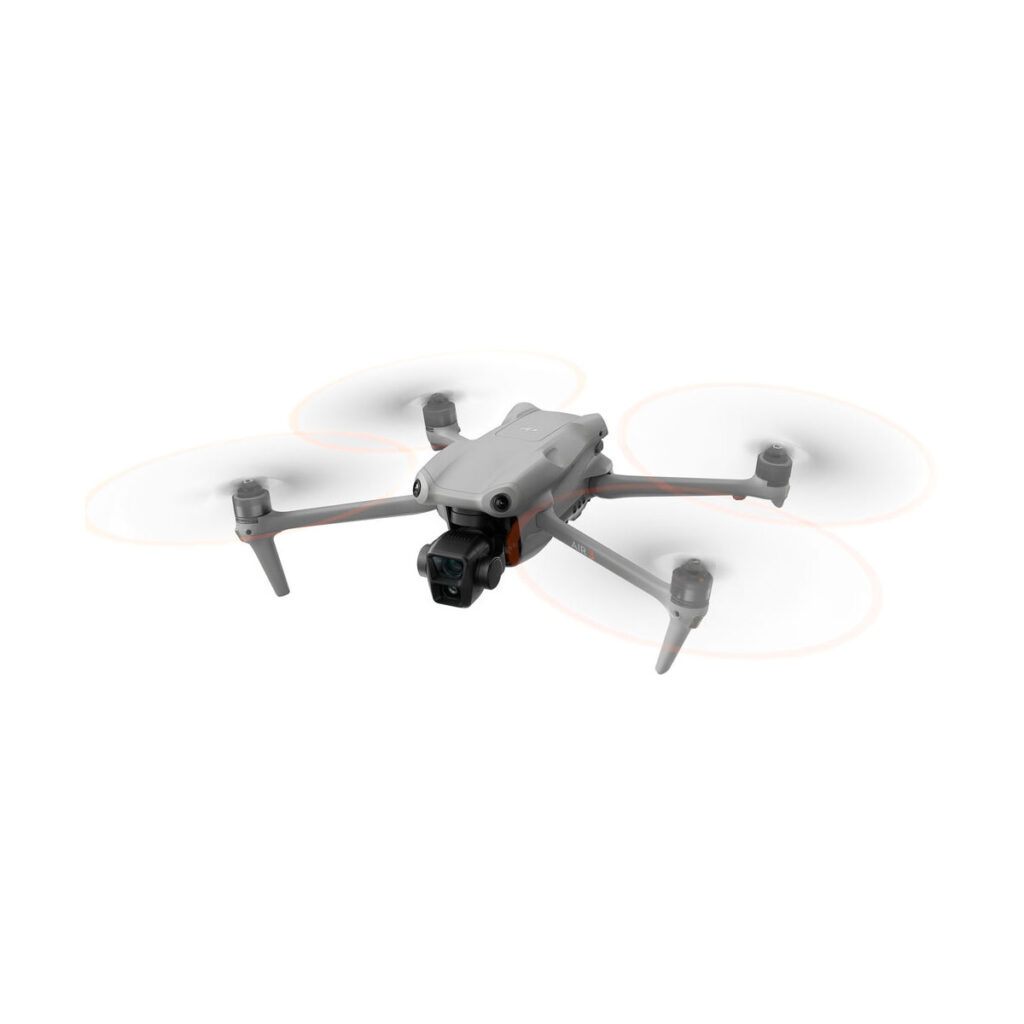 dji_air_3_rc-n2_02 DJI Air 3 (DJI RC-N2) -lennokki, joka näkyy lennossa neljällä potkurilla, kokoontaitettavilla käsivarsilla ja etukameralla, näkyy tavallisella valkoisella taustalla.