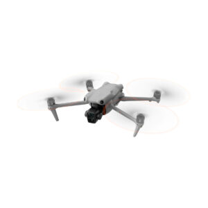 dji_air_3_rc-n2_02 DJI Air 3 (DJI RC-N2) -lennokki, joka näkyy lennossa neljällä potkurilla, kokoontaitettavilla käsivarsilla ja etukameralla, näkyy tavallisella valkoisella taustalla.