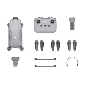 dji_air_3_rc-n2_03 Ylhäältä alas näkymä DJI Air 3 (DJI RC-N2) -pakkauksesta, jossa kokoontaitettu lennokki, kauko-ohjain, neljä potkuria, akku, latauskaapelit, USB-C-kaapeli ja sovitin on järjestetty siististi valkoiselle taustalle.