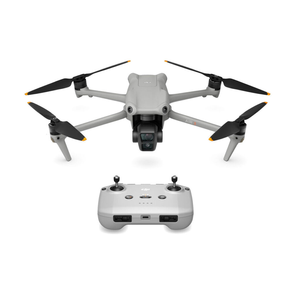 dji_air_3_rc-n2_05 DJI Air 3 (DJI RC-N2) -lennokki, jossa on kompakti harmaa muotoilu, neljä oranssikärkistä potkuria ja etukamera, leijuu sopivan kauko-ohjaimen yläpuolella, ja molemmat näkyvät valkoisella pohjalla.