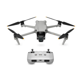 DJI Air 3 (DJI RC-N2) -lennokki, jossa on kompakti harmaa muotoilu, neljä oranssikärkistä potkuria ja etukamera, leijuu sopivan kauko-ohjaimen yläpuolella, ja molemmat näkyvät valkoisella pohjalla.