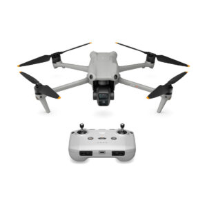 dji_air_3_rc-n2_05 DJI Air 3 (DJI RC-N2) -lennokki, jossa on kompakti harmaa muotoilu, neljä oranssikärkistä potkuria ja etukamera, leijuu sopivan kauko-ohjaimen yläpuolella, ja molemmat näkyvät valkoisella pohjalla.