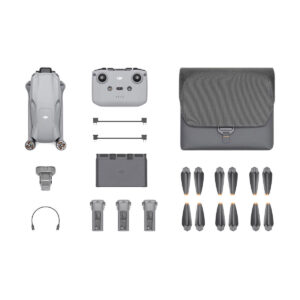 dji_air_3_rc-n2_flymore_01 DJI Air 3 (DJI RC-N2) Fly More Combo ylhäältä alaspäin, jossa näkyy kokoontaitettu lennokki, kauko-ohjain, kantolaukku, kolme akkua, potkurit, latausnapa, kaapelit, varaosat ja pienet tarvikkeet siististi järjestettyinä valkoiselle taustalle.