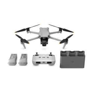 dji_air_3_rc-n2_flymore_03 Harmaa DJI Air 3 (DJI RC-N2) Fly More Combo -lennokki, jossa on kamera, kaukosäädin, kaksi akkua ja latauskeskus siististi järjestettynä valkoisella pohjalla.