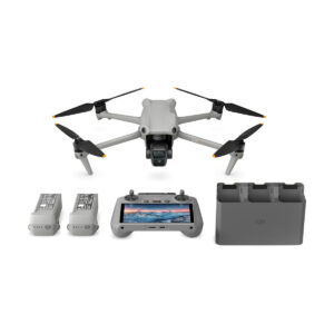 dji_air_3_rc_2_flymore_03 DJI Air 3 (DJI RC 2) Fly More Combo -dronisarja sisältää harmaan nelikopterin, jossa on neljä mustaa potkuria, näytöllä varustetun ohjaimen, kaksi akkua ja kolmella latauspaikalla varustetun latauskeskittimen, joka näkyy valkoisella pohjalla.