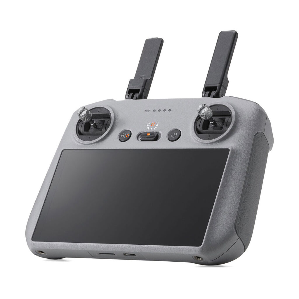 dji_rc2 DJI RC 2 -ohjain on harmaa, ja siinä on kaksi antennia, kaksi ohjaussauvaa, useita painikkeita ja suuri sisäänrakennettu etunäyttö.