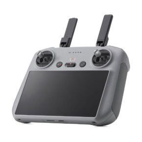 dji_rc2 DJI RC 2 -ohjain on harmaa, ja siinä on kaksi antennia, kaksi ohjaussauvaa, useita painikkeita ja suuri sisäänrakennettu etunäyttö.
