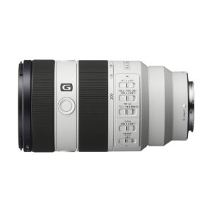 sony_70-200_f4_02 Sony FE 70-200 f/4 G OSS II -objektiivi näkyy sivuprofiilissa valkoisella taustalla, ja siinä on valkoinen runko, zoomaus- ja tarkennusrenkaat, useita kytkimiä ja selkeästi merkittyjä säätimiä.