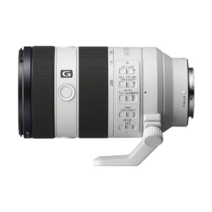 sony_70-200_f4_03 Sivukuva valkoisesta Sony FE 70-200 f/4 G OSS II -objektiivin telezoom-objektiivista, jossa on erilaisia kytkimiä, hallintalaitteita, jalustakiinnitysjalka ja Sony G -logo objektiivin rungossa.