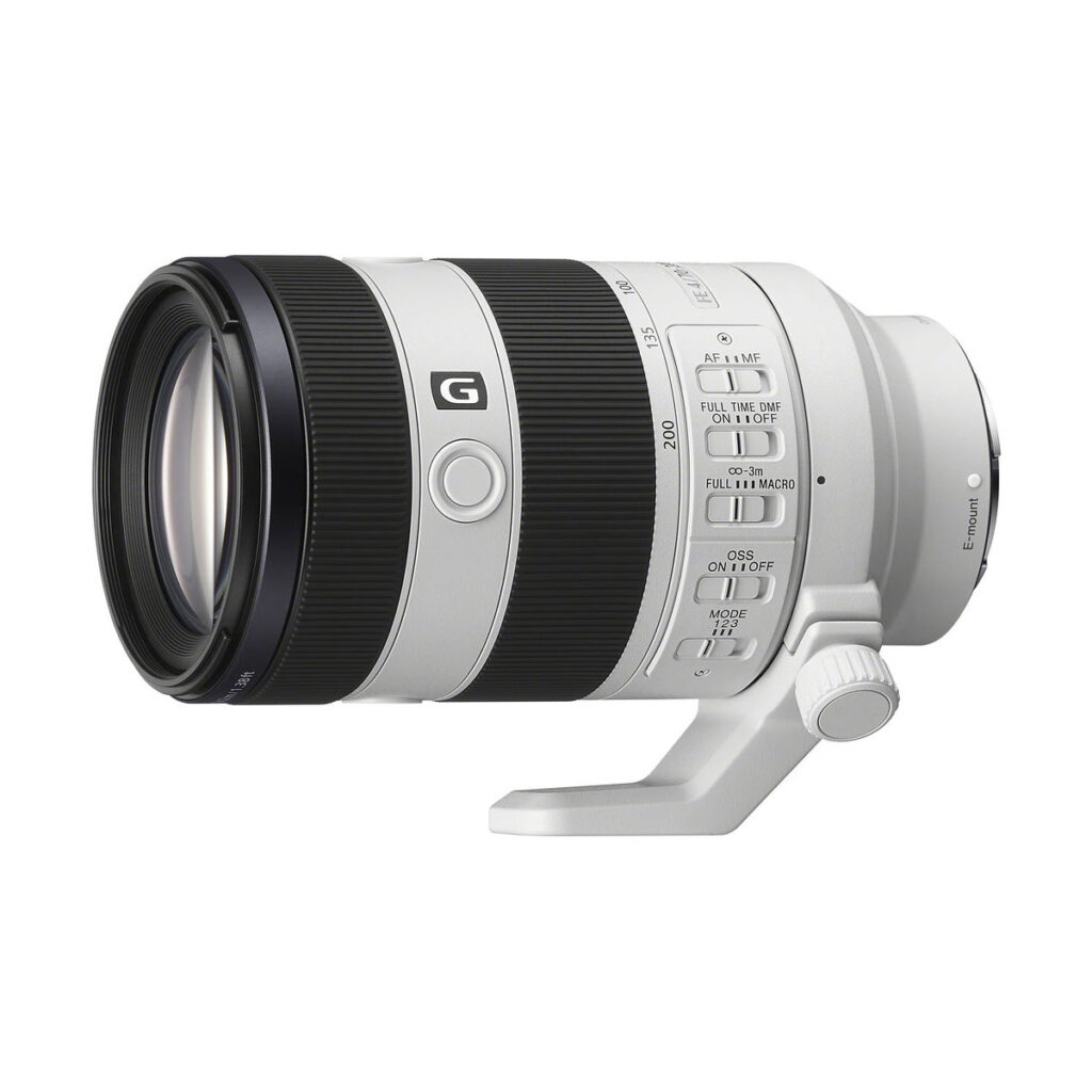sony_70-200_f4_04 Sony FE 70-200 f/4 G OSS II -telezoom-objektiivi valkoisella ja mustalla, jossa on ohjauskytkimet ja jalustakiinnityskaulus valkoisella taustalla. Lisävaihtobonus 200 €.