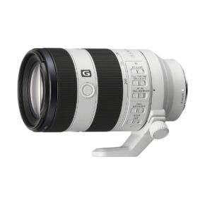 sony_70-200_f4_04 Sony FE 70-200 f/4 G OSS II -telezoom-objektiivi valkoisella ja mustalla, jossa on ohjauskytkimet ja jalustakiinnityskaulus valkoisella taustalla. Lisävaihtobonus 200 €.