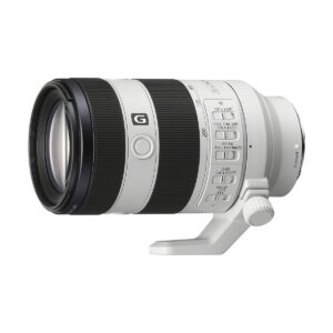Sony FE 70-200 f/4 G OSS II -telezoom-objektiivi valkoisella ja mustalla, jossa on ohjauskytkimet ja jalustakiinnityskaulus valkoisella taustalla. Lisävaihtobonus 200 €.