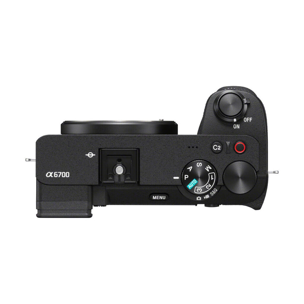 Sony A6700 -järjestelmäkamera - 100€ + 125€ kampanja, ylhäältä katsottuna kameran rungon tilavalitsin, virtakytkin, suljinpainike, säätöpyörä ja eri painikkeet.