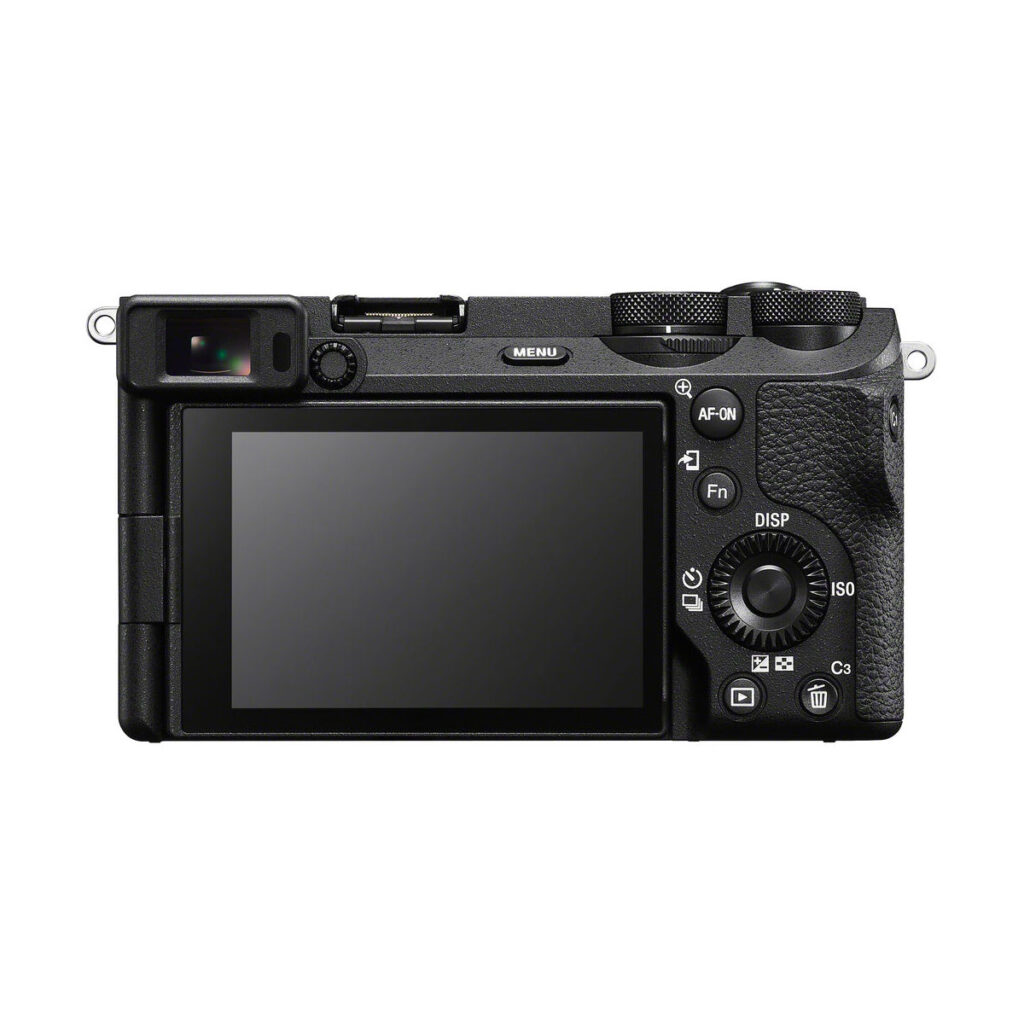 Takanäkymä mustasta Sony A6700 -järjestelmäkamerasta, jossa on kuvioitu kädensija, LCD-näyttö, etsin ja ohjauspainikkeet ja valitsimet valikkoa, asetuksia ja navigointia varten. 100€ + 125€ kampanja.