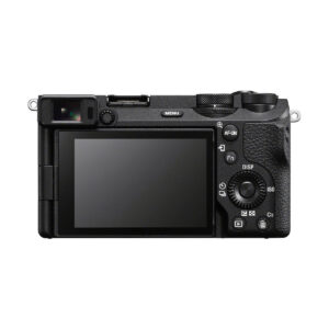 Takanäkymä mustasta Sony A6700 -järjestelmäkamerasta, jossa on kuvioitu kädensija, LCD-näyttö, etsin ja ohjauspainikkeet ja valitsimet valikkoa, asetuksia ja navigointia varten. 100€ + 125€ kampanja.